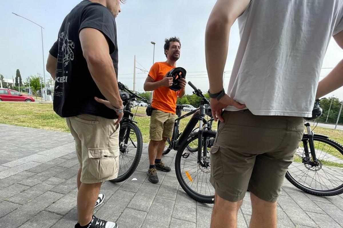 moški fotografira tri moške s kolesi