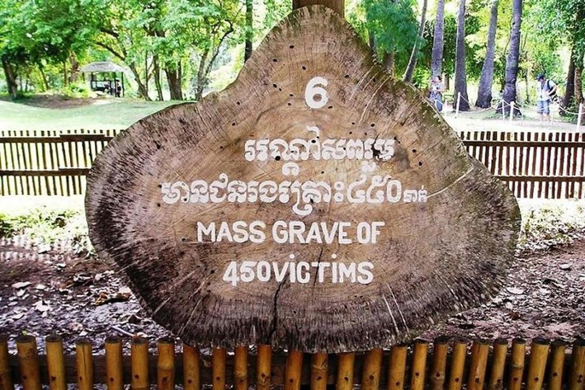 uma placa de toco de árvore com as palavras vala comum de koahu