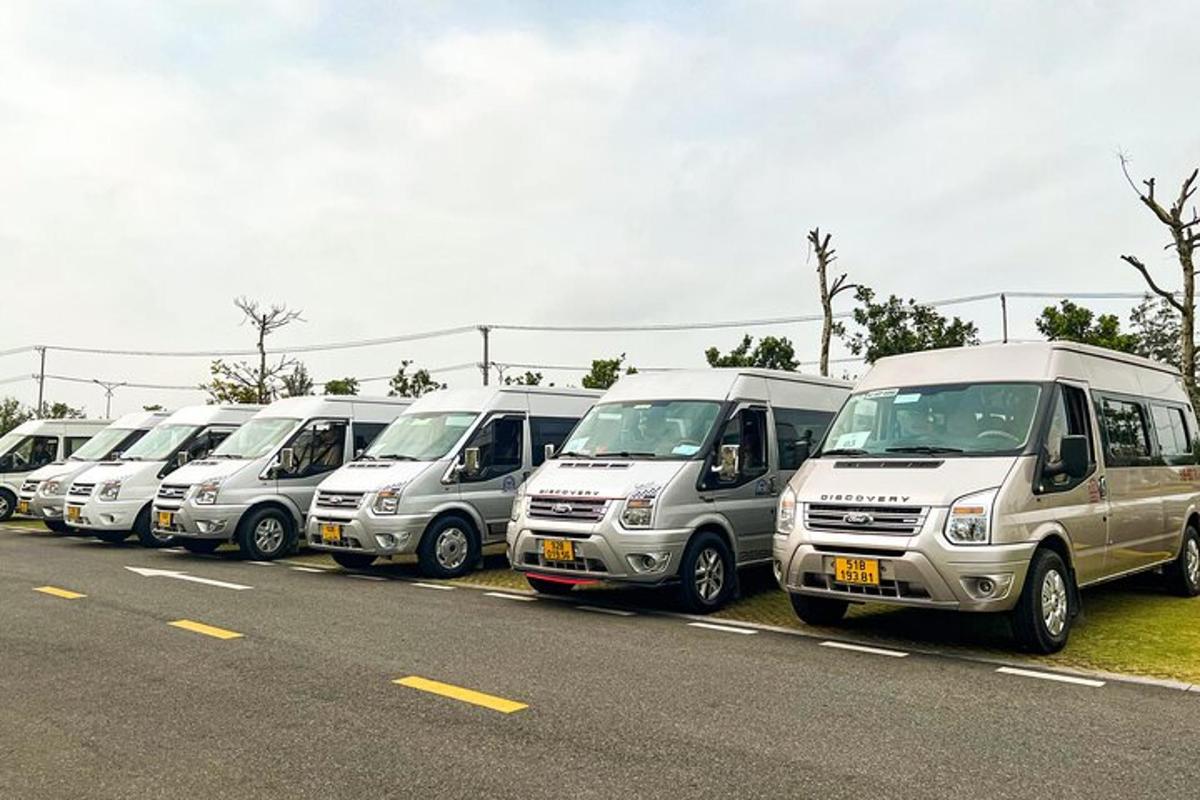 deretan van perak yang diletakkan di tempat letak kereta