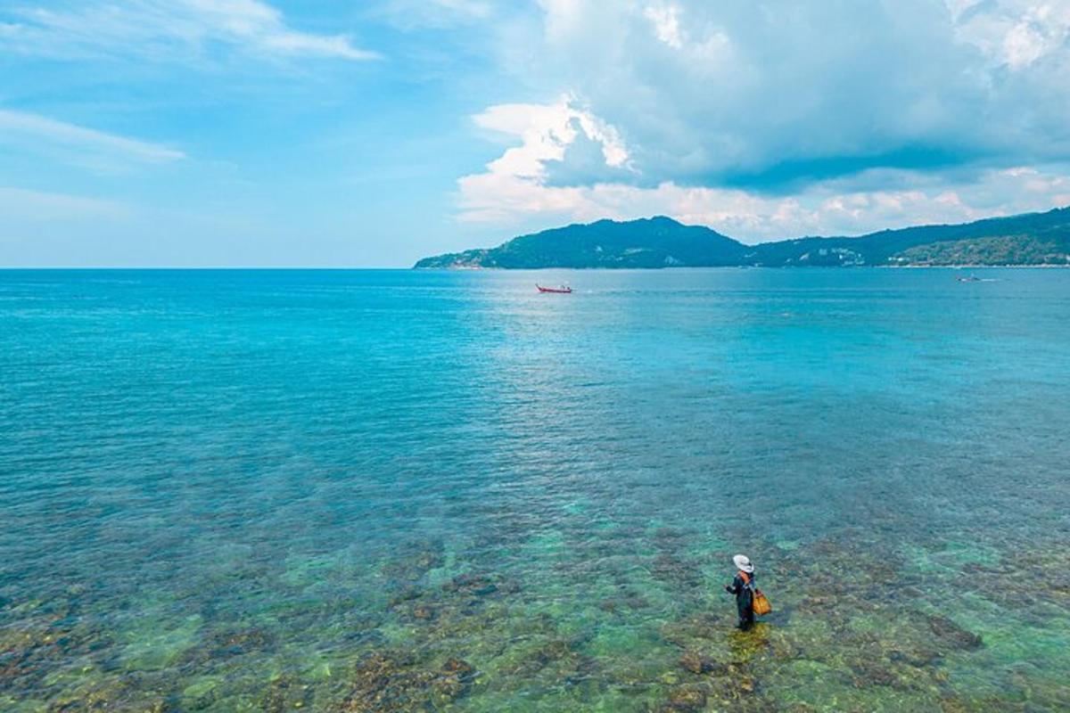 osoba stojící ve vodě v oceánu