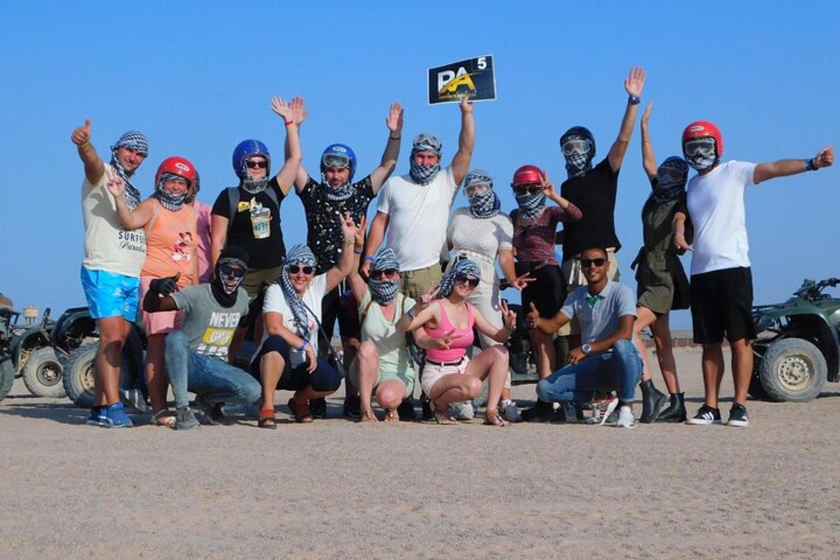 eine Gruppe von Menschen posiert für ein Foto
