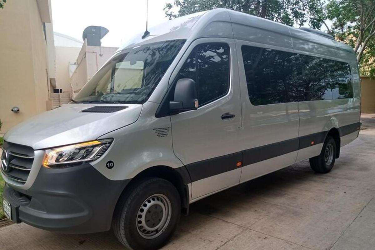 sebuah van putih terparkir di samping sebuah gedung