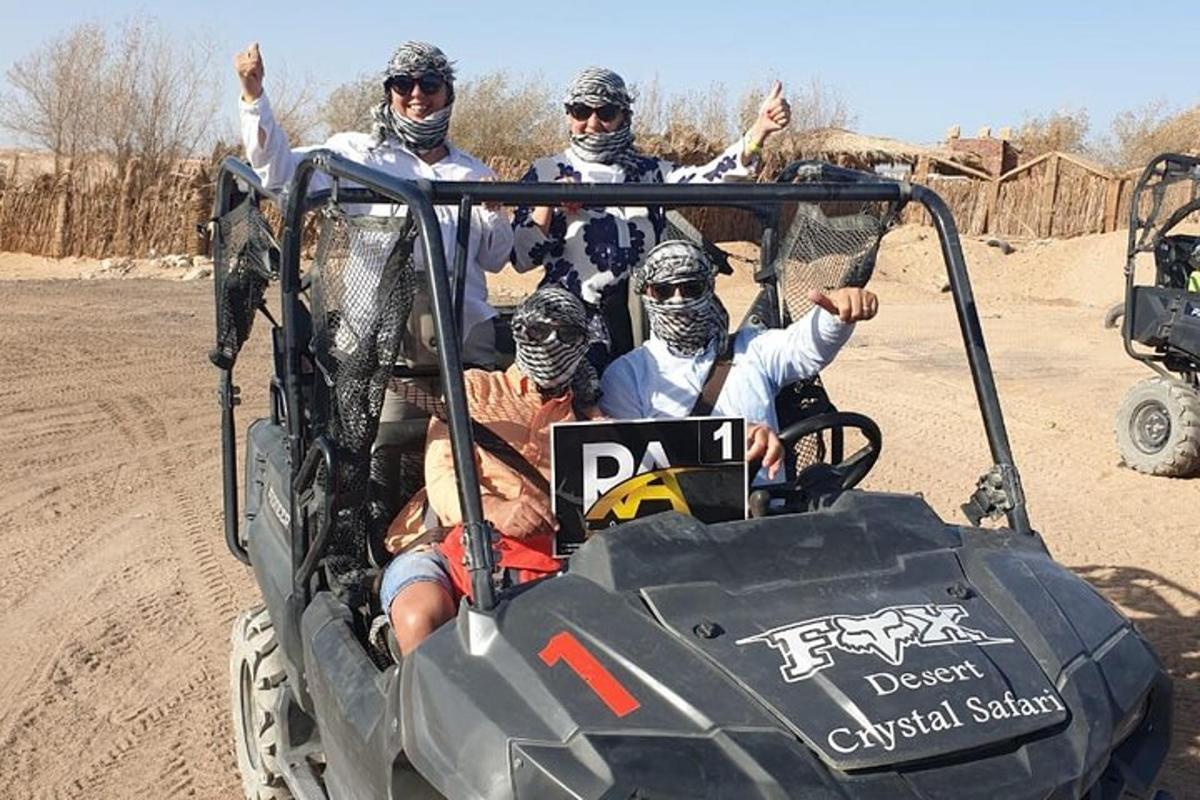 egy csoport ember ül egy ATV hátuljában