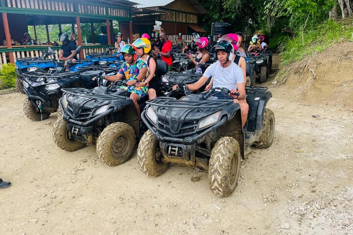 un gruppo di persone che guidano quad su una strada sterrata
