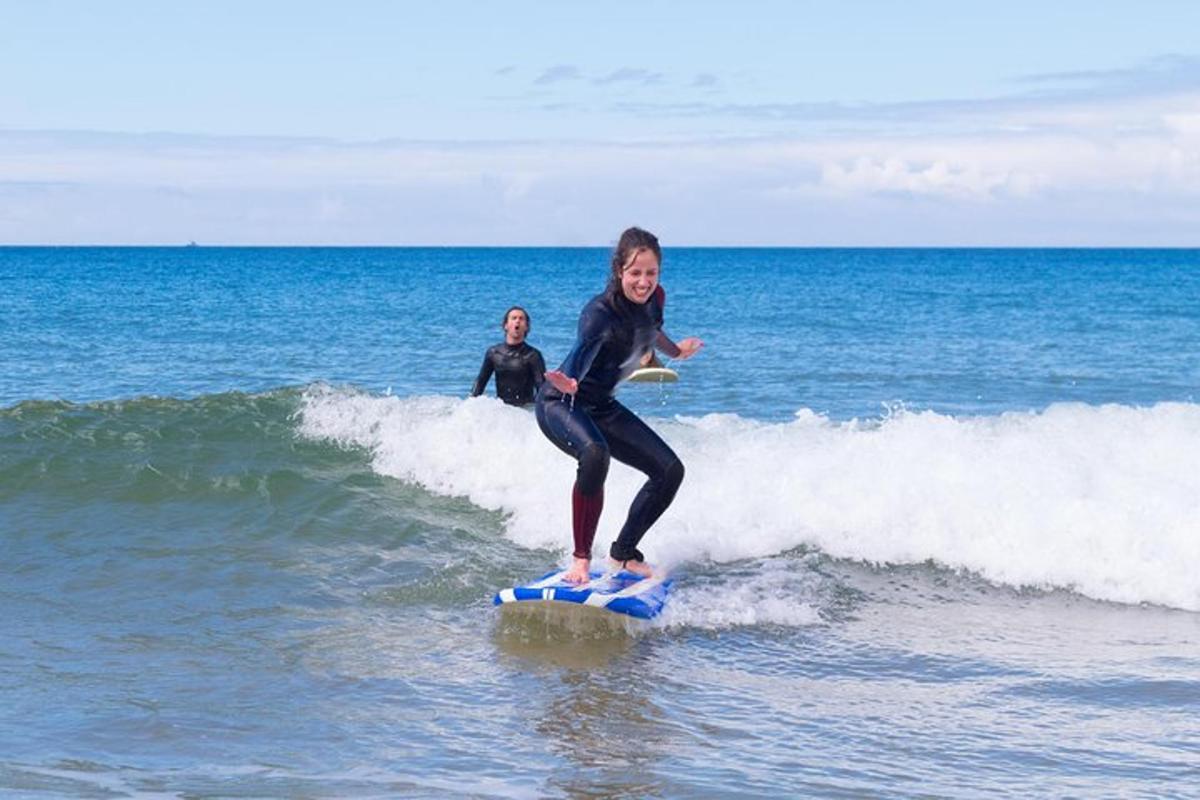 žena jedoucí na vlně na surfovém prkně v oceánu
