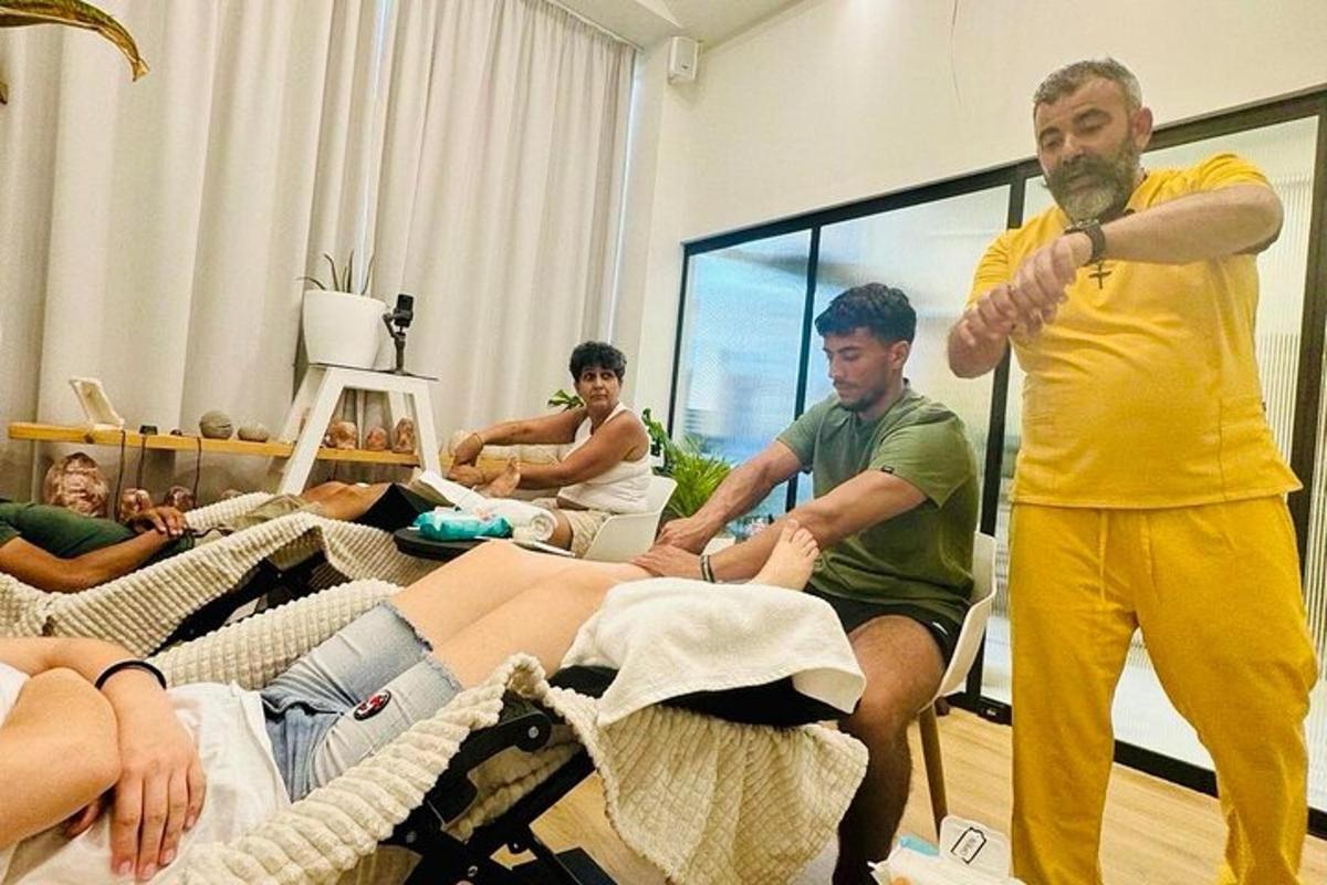 un gruppo di persone sedute in un soggiorno