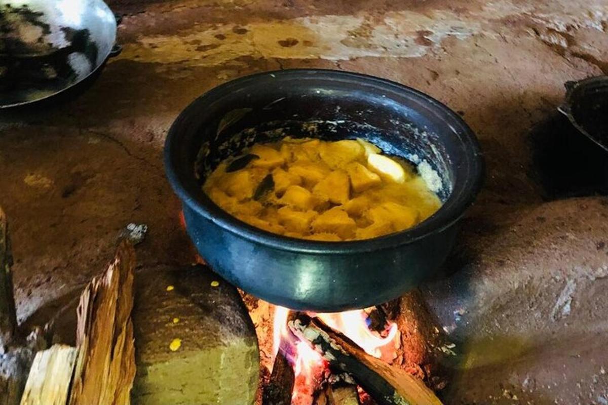 uma tigela de comida em cima do fogo