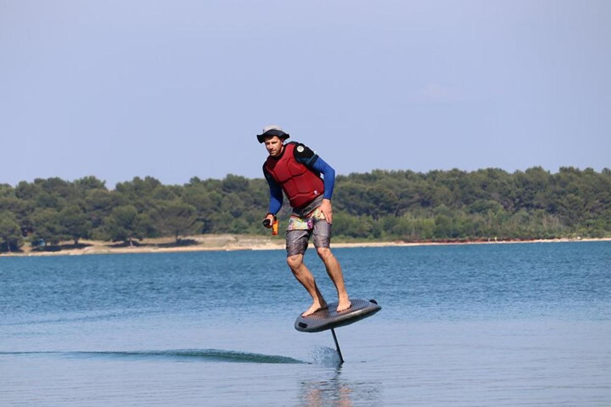 un uomo in piedi su una tavola da paddle in acqua