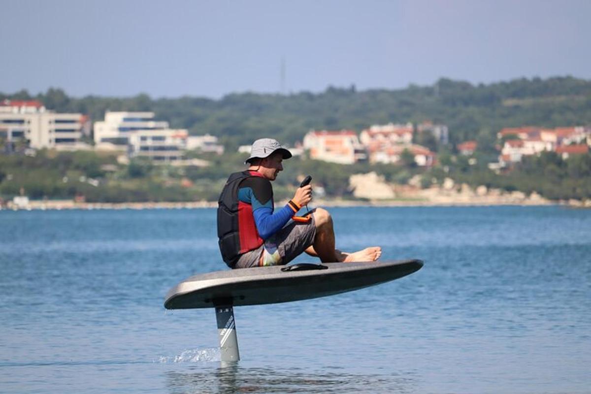 ένας άντρας που κάθεται σε μια σανίδα κουπί στο νερό