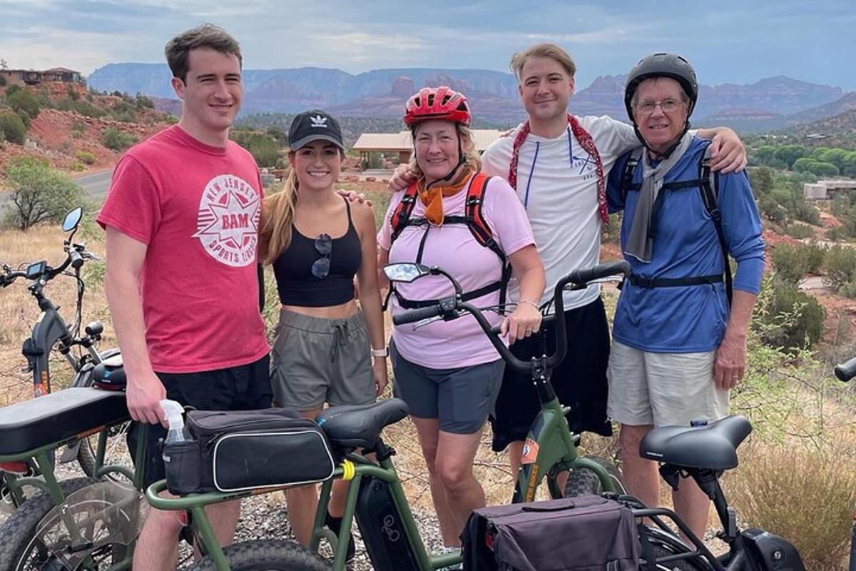 un gruppo di persone che posano per una foto con le loro biciclette