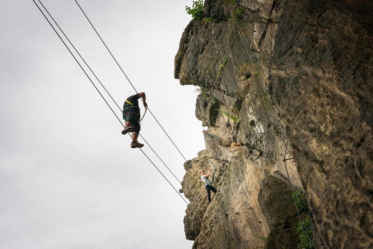 un hombre en una cuerda escalando una montaña