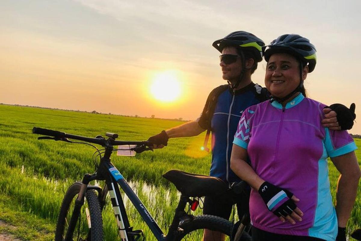 un home i una dona drets al costat de les seves bicicletes