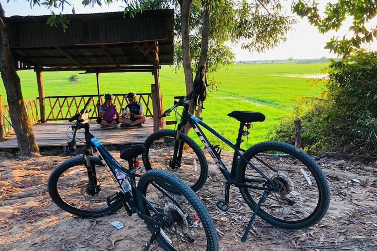 dues bicicletes aparcades davant d'un porxo amb gent