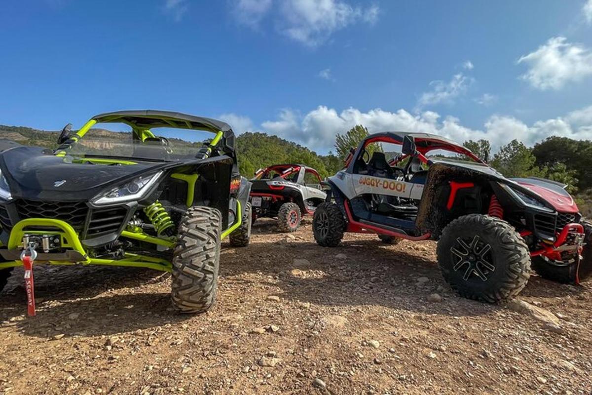 Μια ομάδα από ATV andac παρκαρισμένα σε ένα χωμάτινο χωράφι
