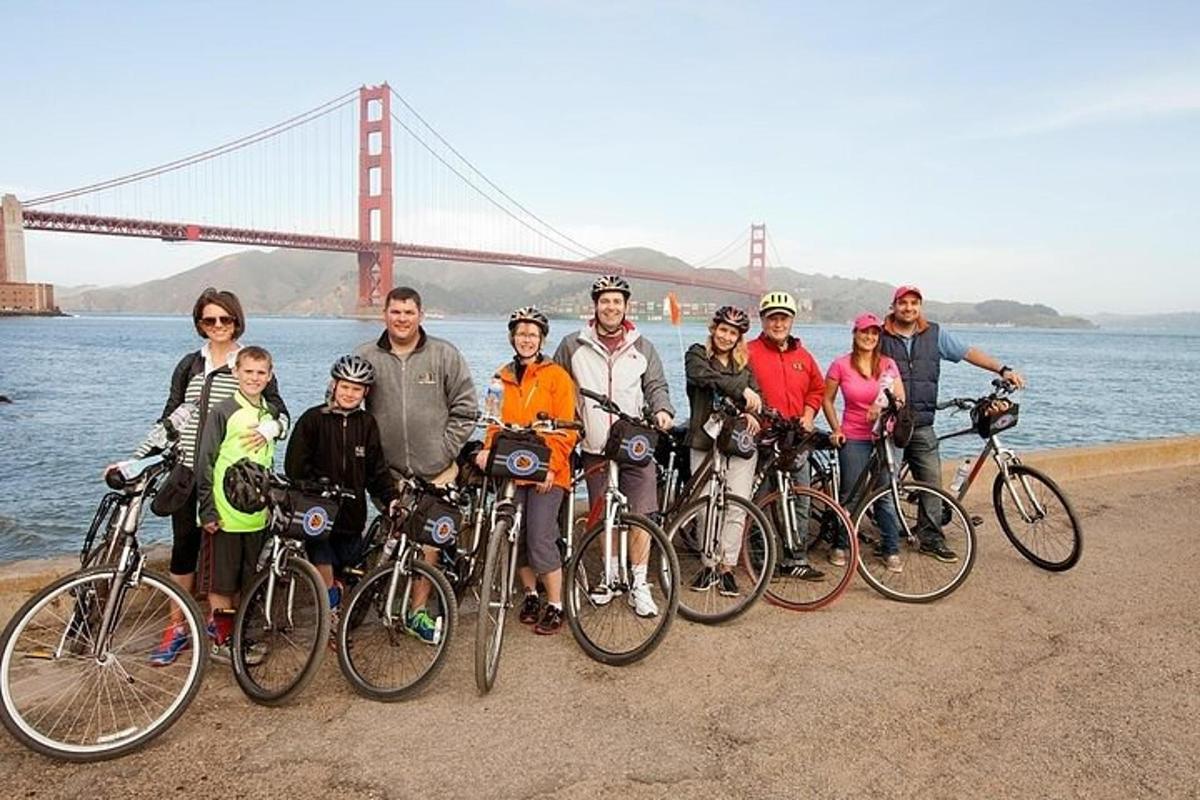 Skupina lidí pózuje před mostem Golden Gate