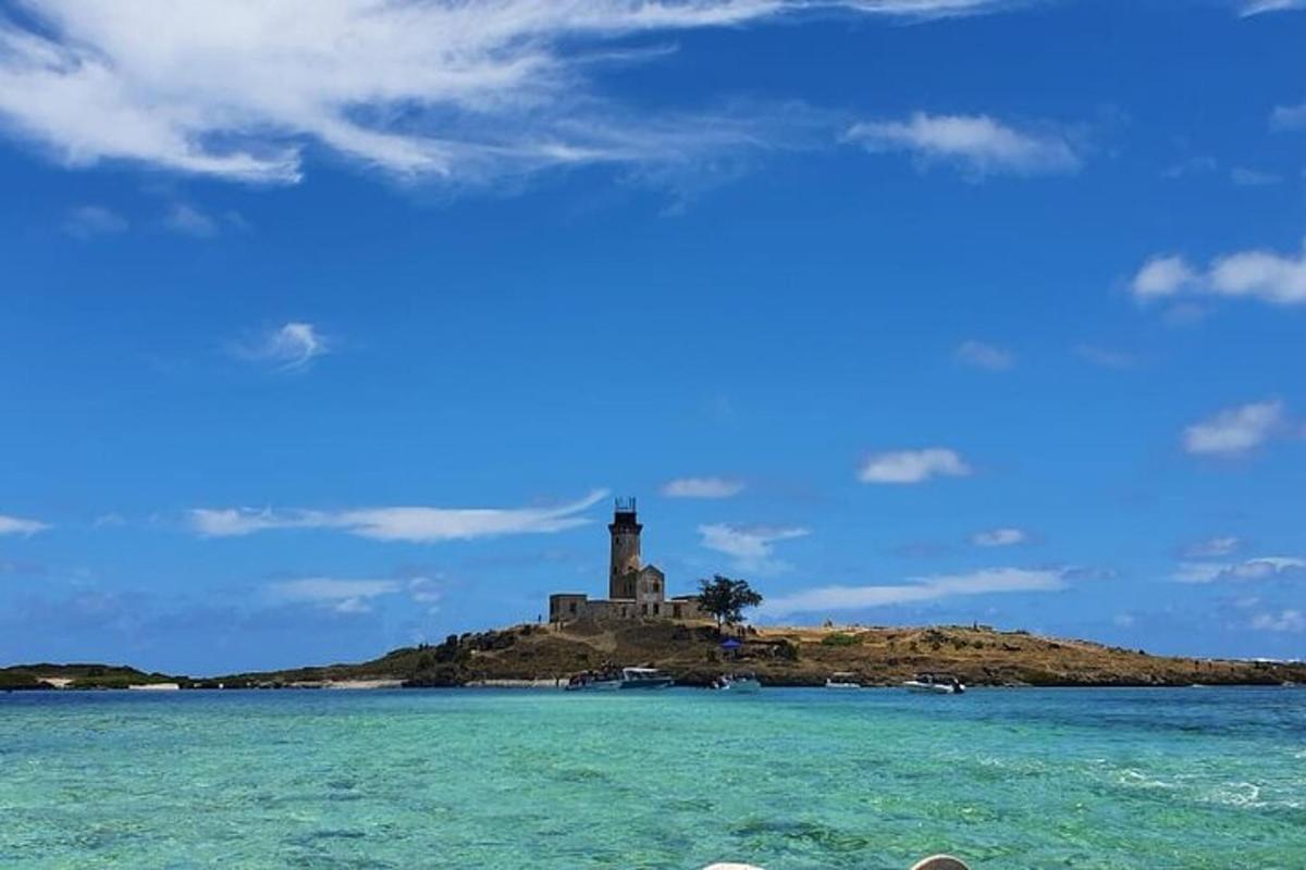 ένας φάρος σε ένα νησί στον ωκεανό