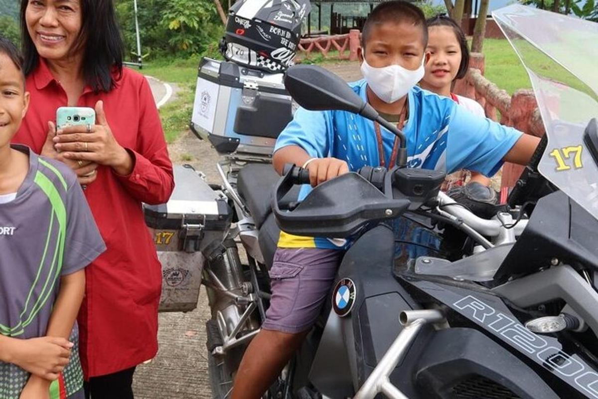 muž na motorce s rouškou