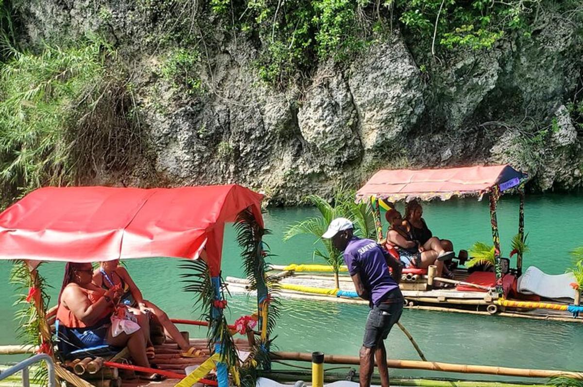 seorang lelaki sedang berdiri di atas bot di dalam air
