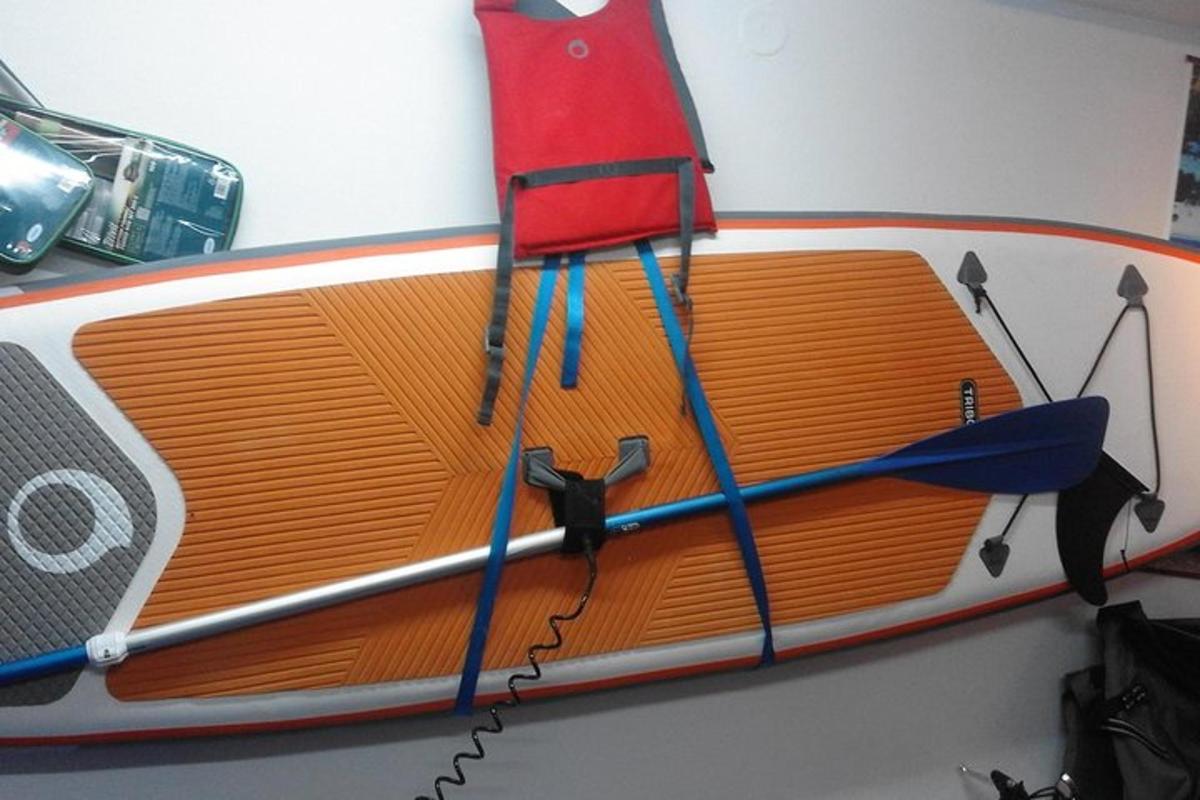 papan luncur dengan kerusi merah duduk di atasnya