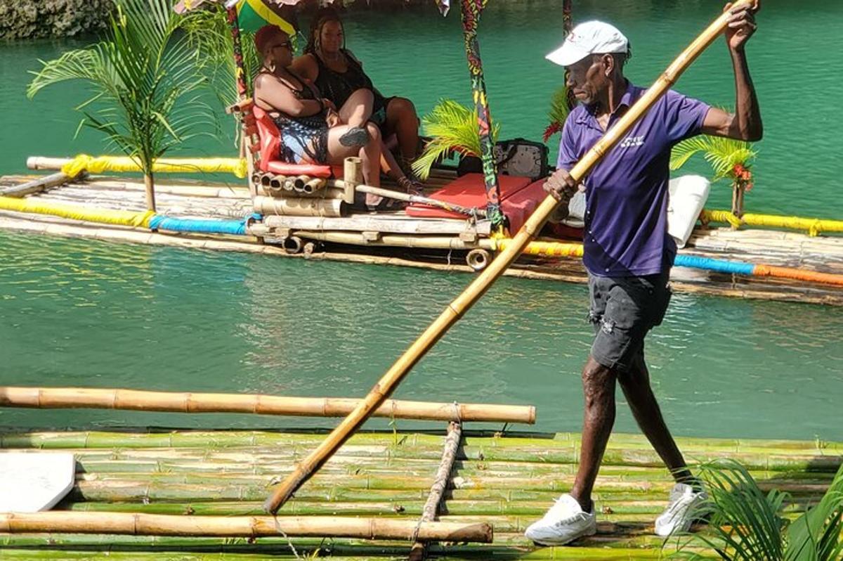 seorang lelaki sedang mendayung perahu di dalam air