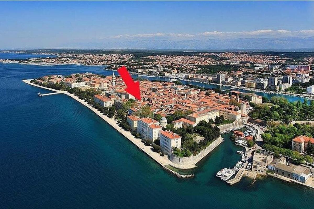 eine Luftaufnahme einer Insel im Wasser