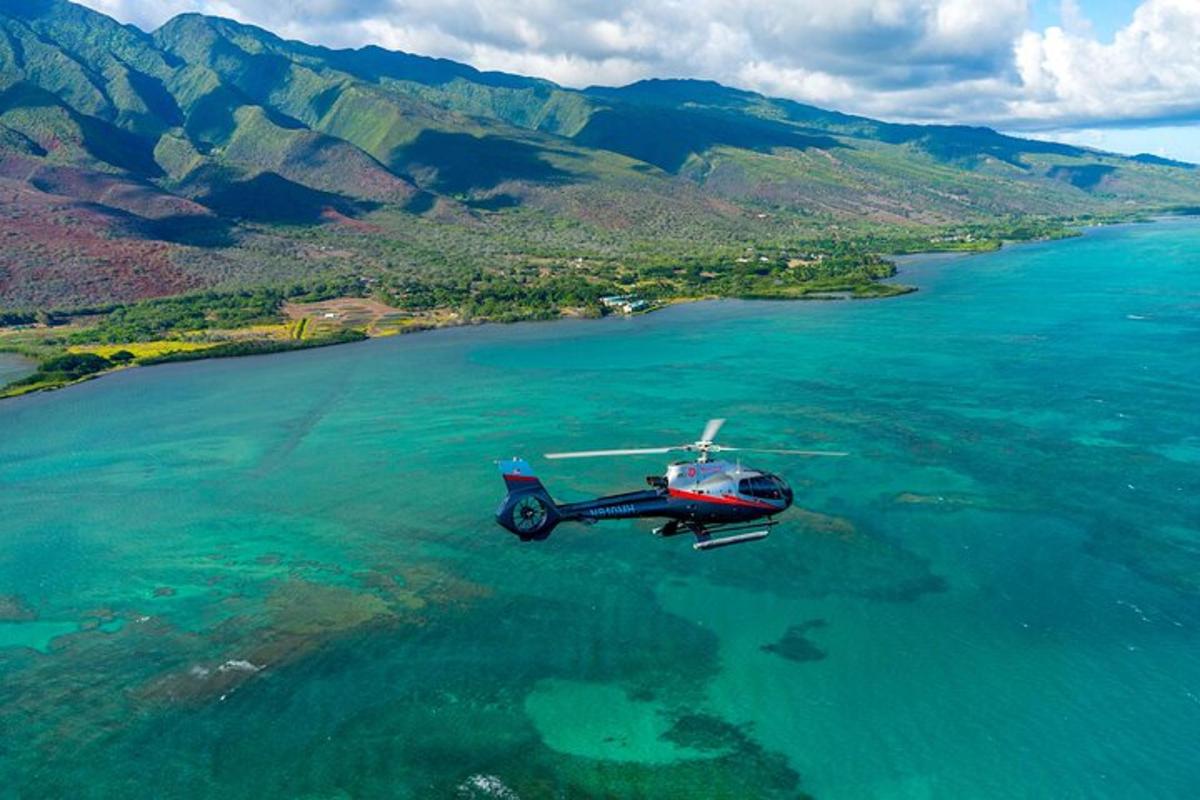 een helikopter die over een watermassa vliegt