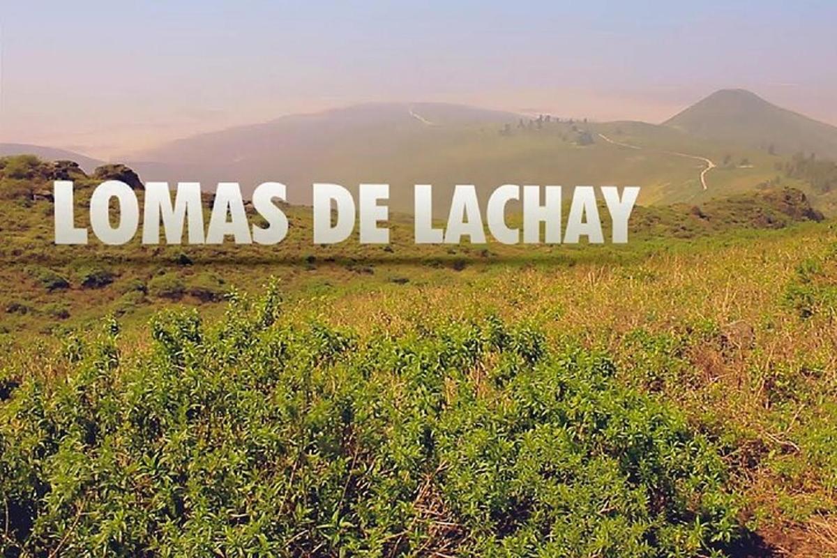 μια πινακίδα που λέει Lonas de Jackley σε έναν λόφο