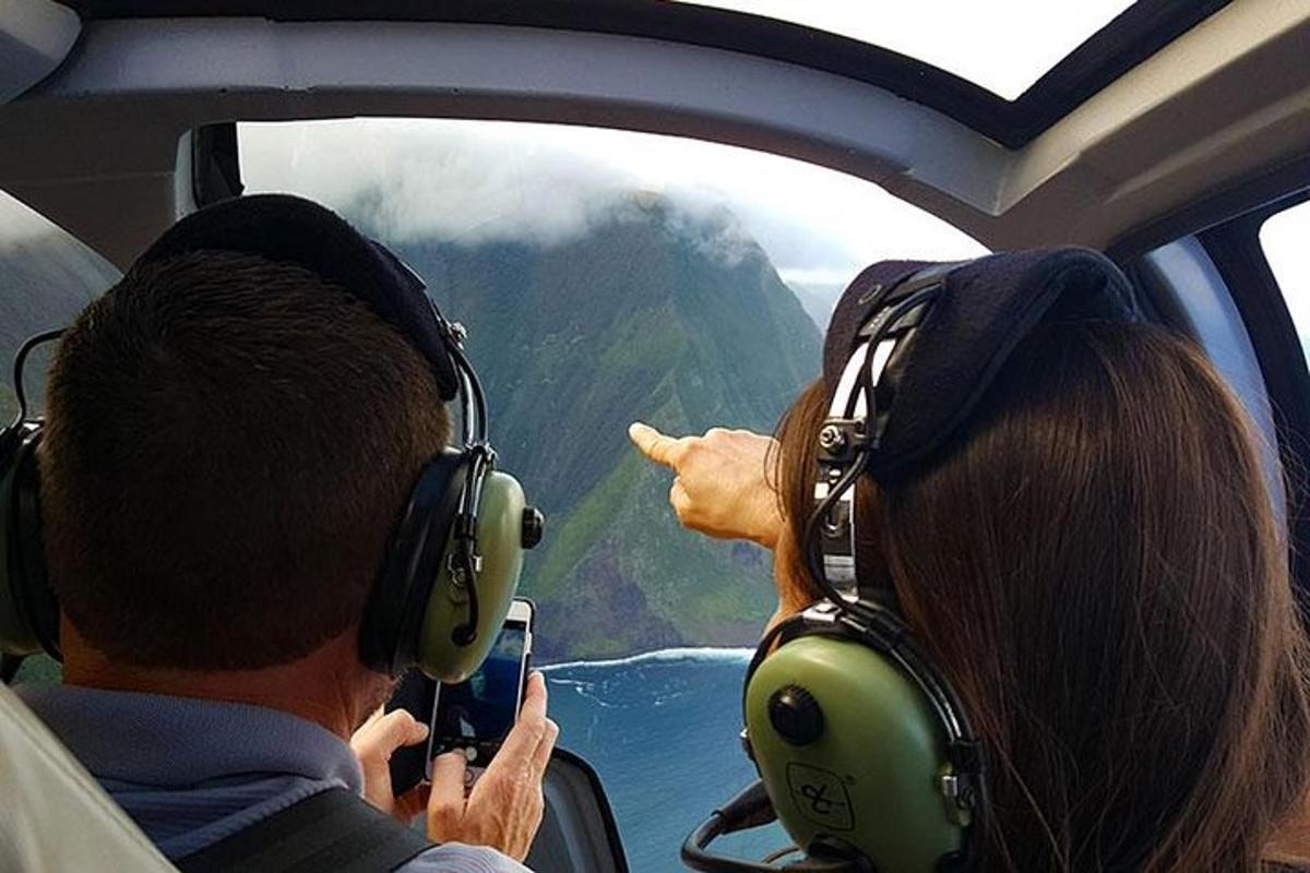 um homem e uma mulher tirando fotos da vista de um helicóptero