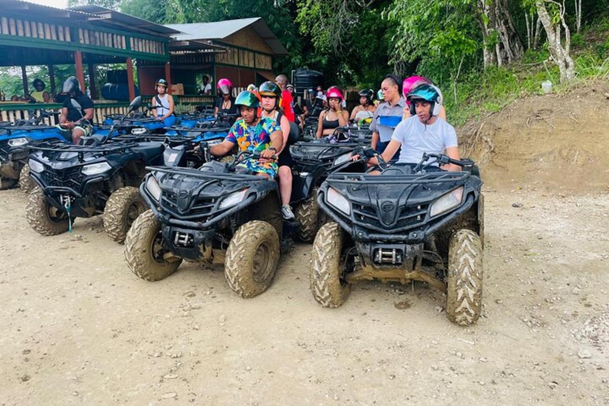 um grupo de pessoas sentadas em quadriciclos na terra