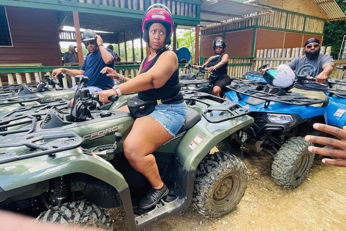 grupp inimesi istub ATV-del