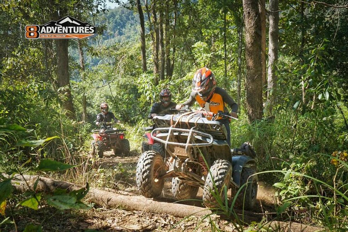 grupp inimesi, kes sõidavad metsas ATV-dega