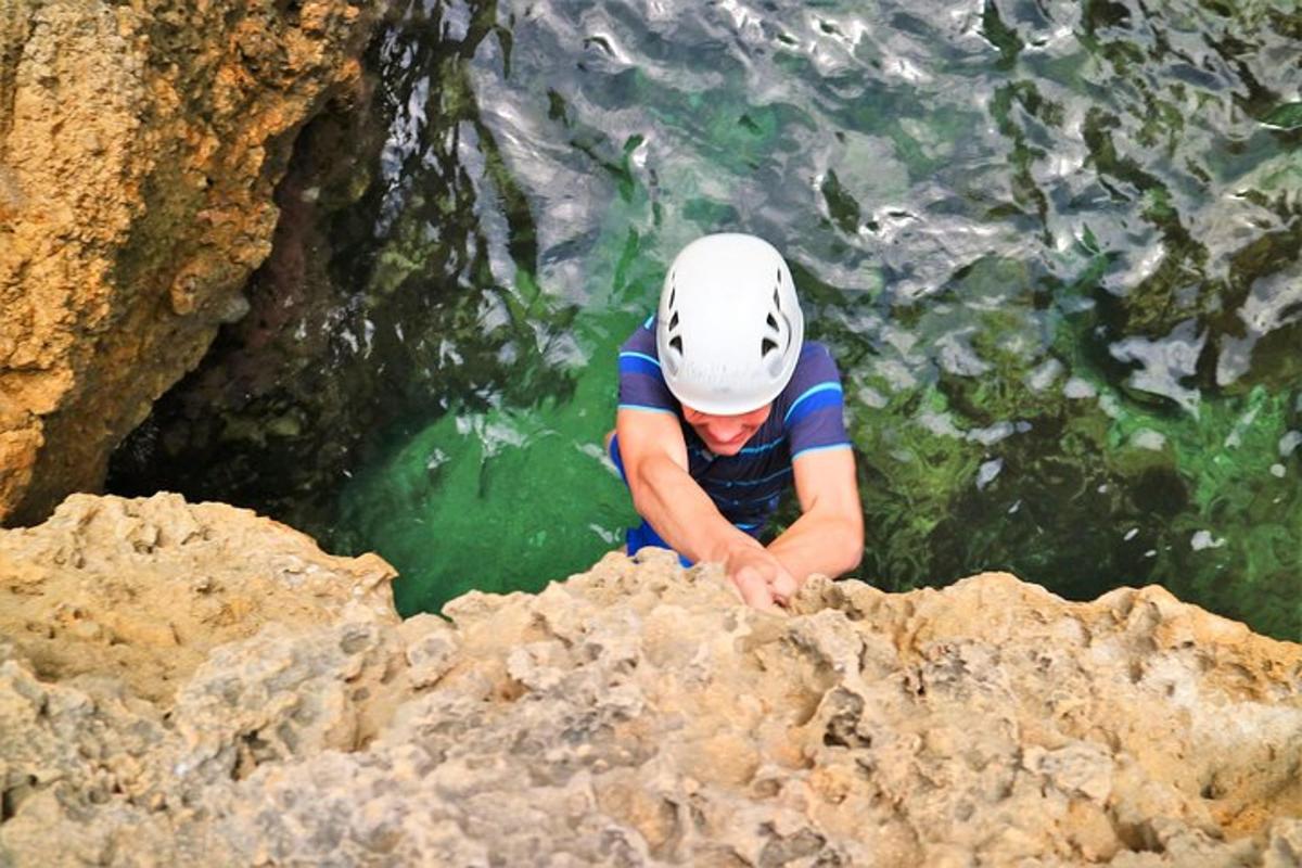 um homem na água em uma caverna