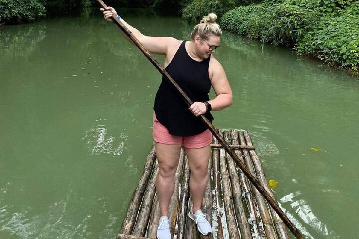 uma mulher em pé em uma jangada na água
