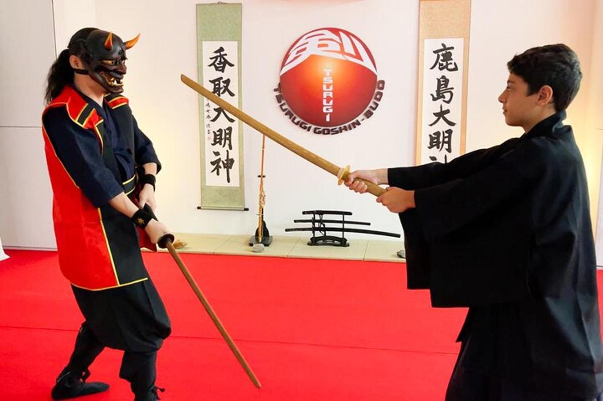 un homme en costume de samouraï et un homme tenant une épée