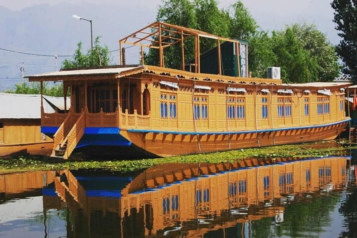 velká dřevěná loď sedící ve vodě