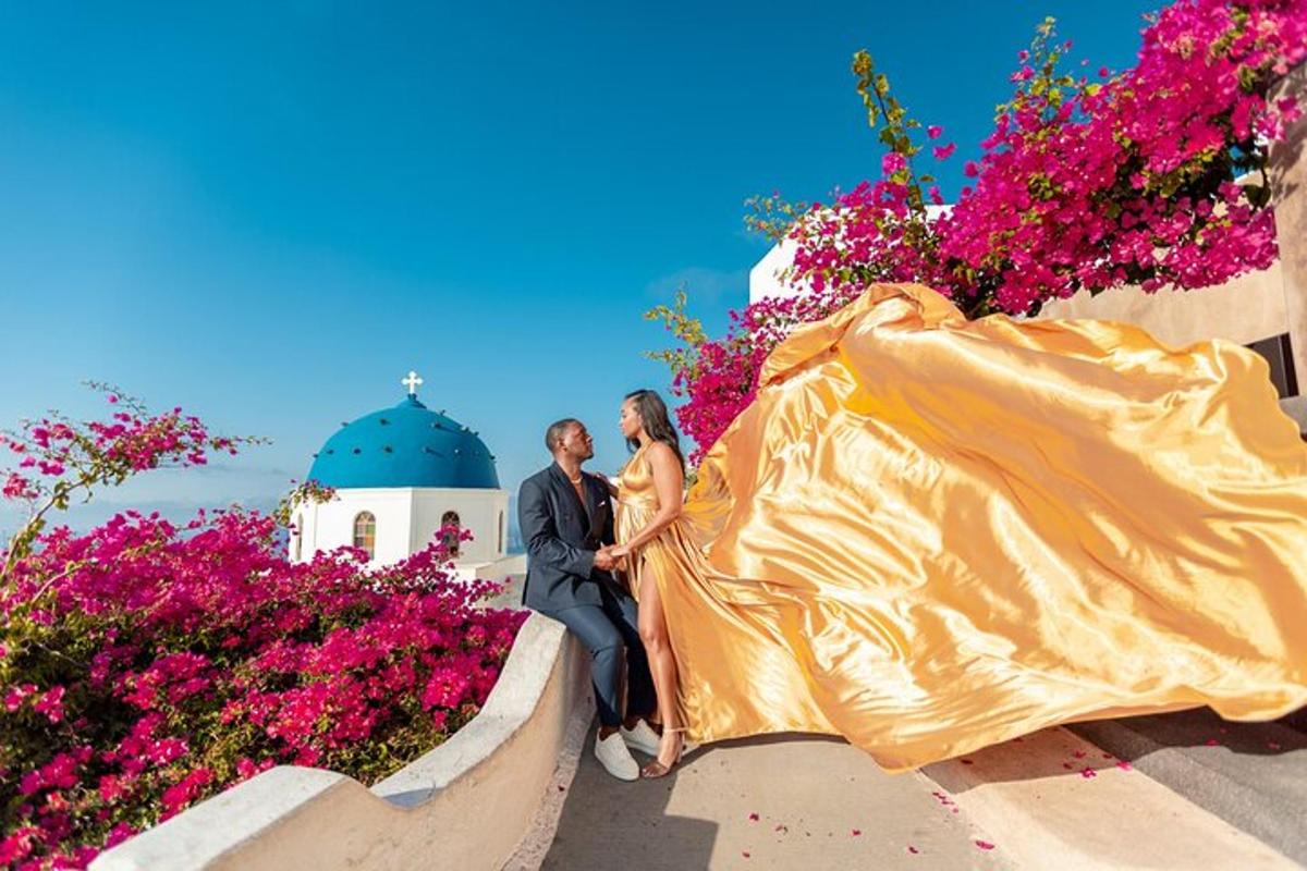 pasangan pengantin bergambar di hadapan bunga merah jambu