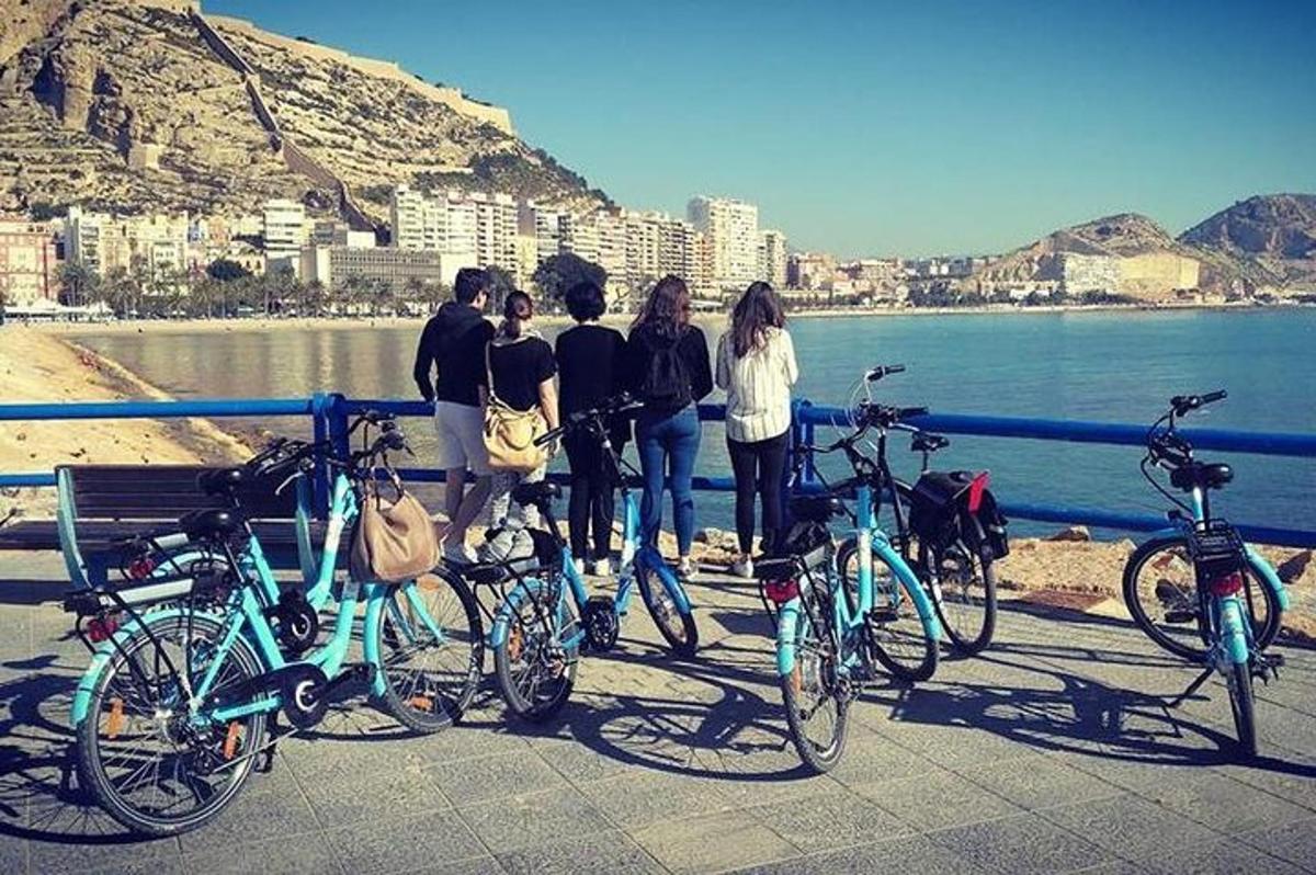 un gruppo di persone in piedi accanto alle loro biciclette