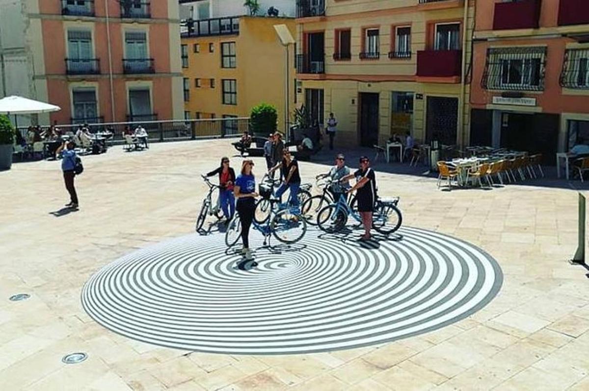 un gruppo di persone in piedi in cima ad airledirled