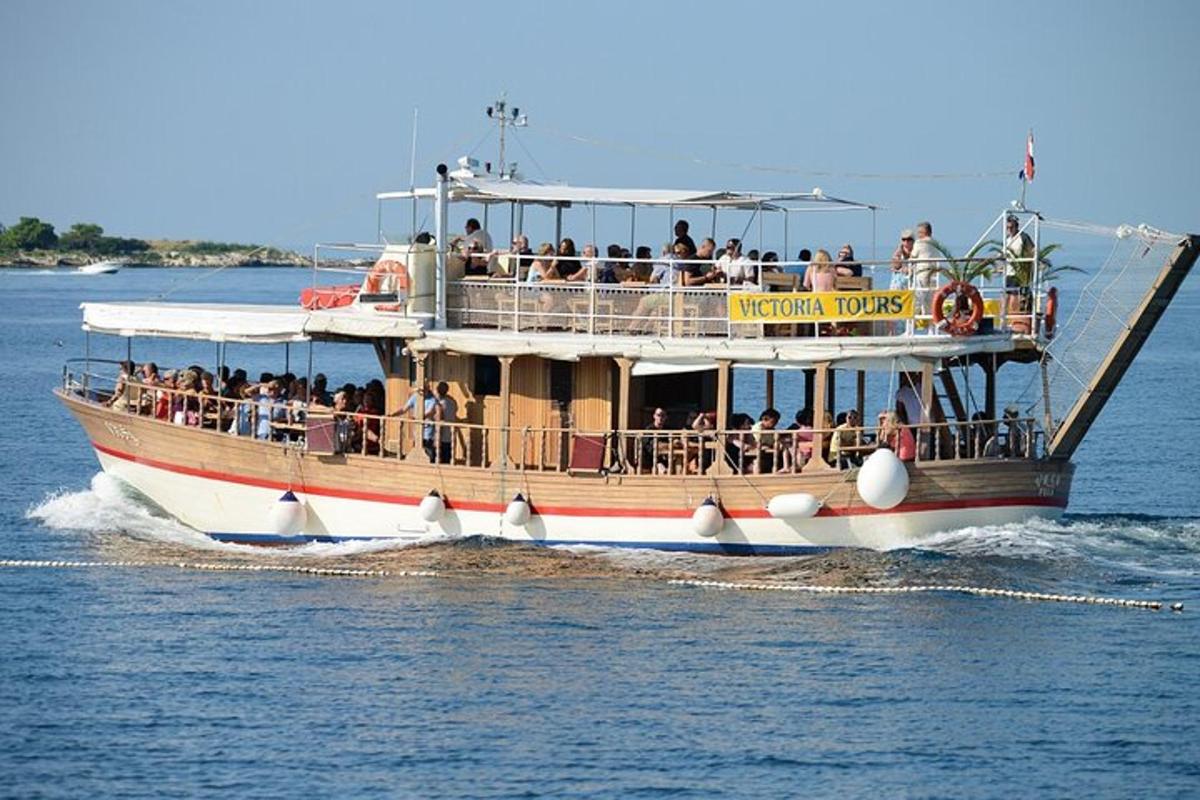 una barca con persone a bordo in acqua
