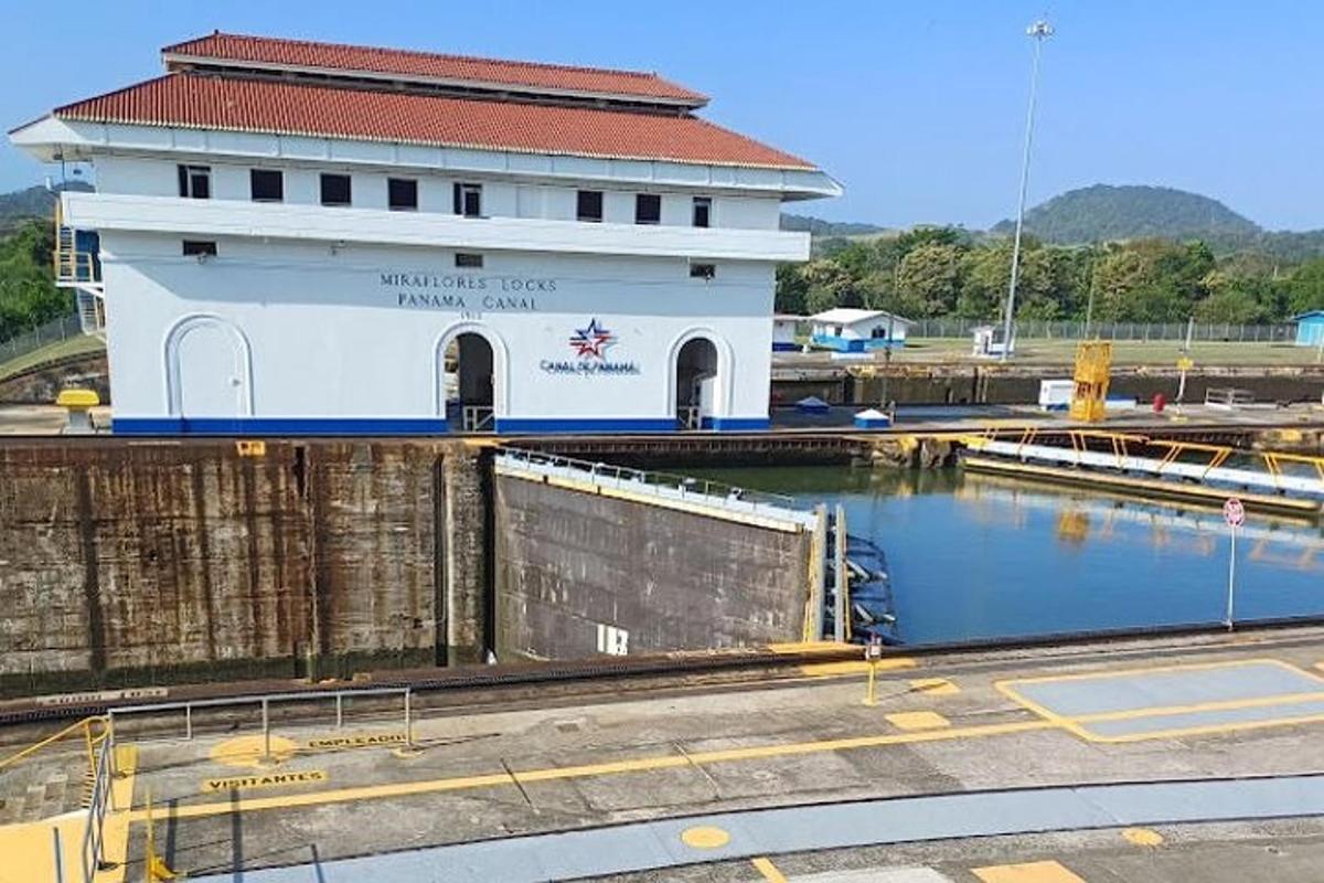 un edificio bianco con un fiume di fronte