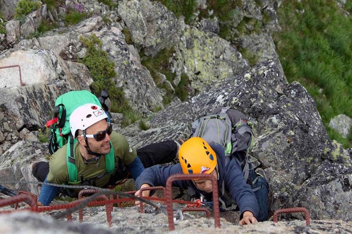 Dos hombres con mochilas en una montaña rocosa