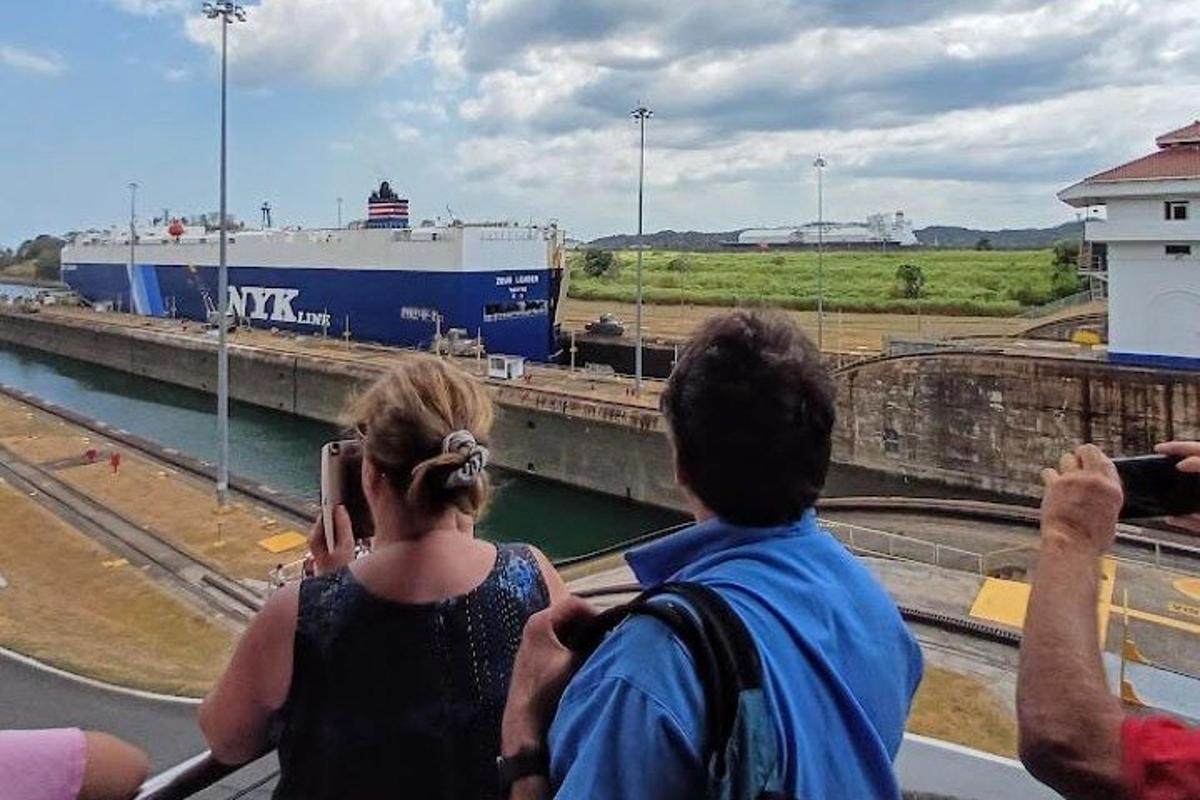 un uomo e una donna che scattano una foto di una nave