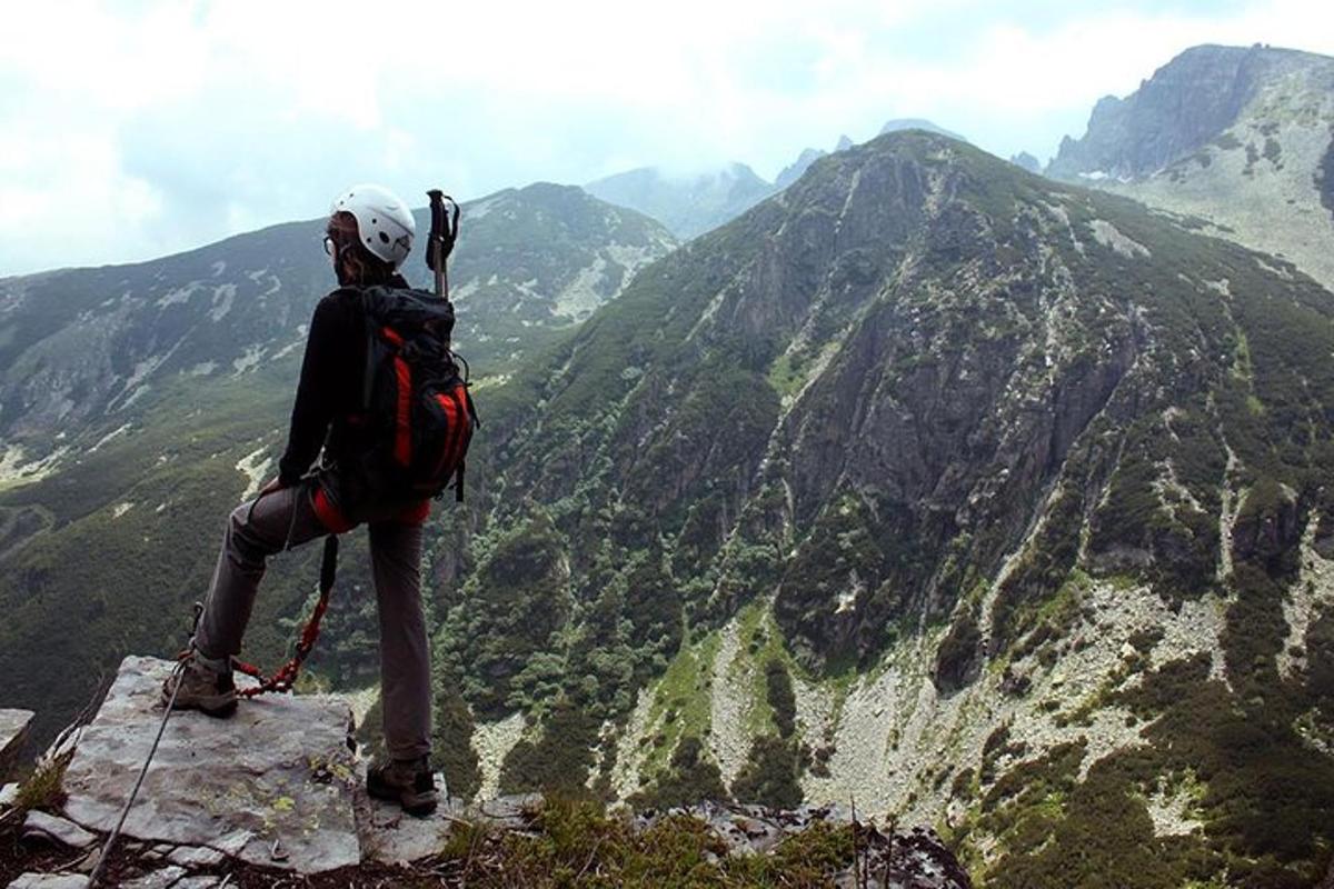 eine Person, die auf einem Berggipfel steht