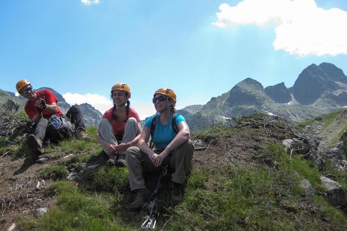 eine Gruppe von Menschen, die auf einem Berggipfel sitzen