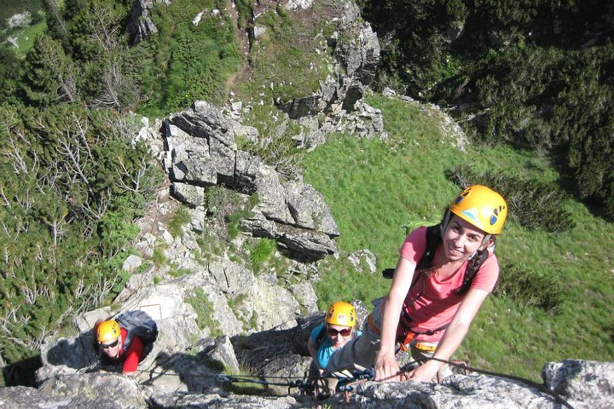 zwei Menschen mit Helmen sind auf einem Berg