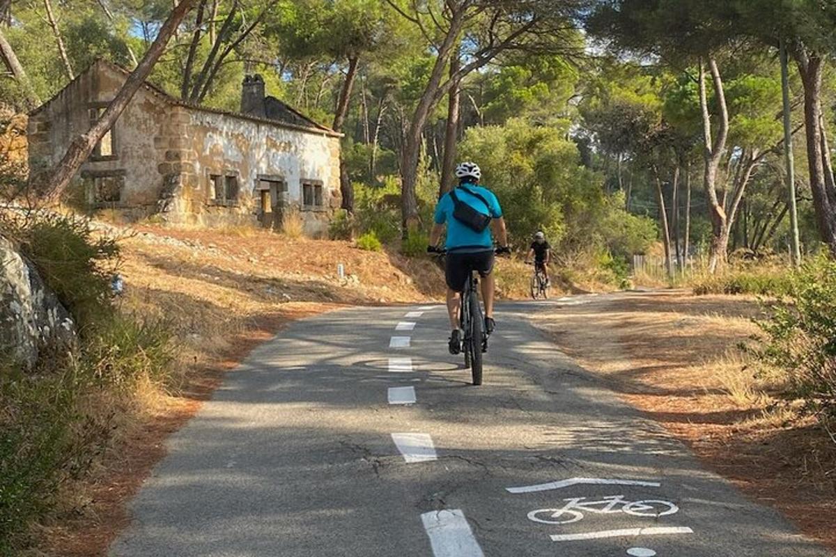 una persona que va en bicicleta per una carretera