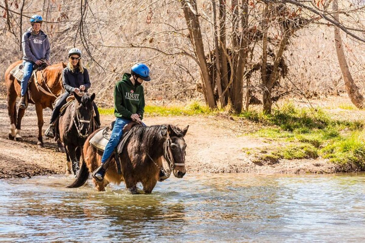 un gruppo di persone a cavallo attraverso un fiume