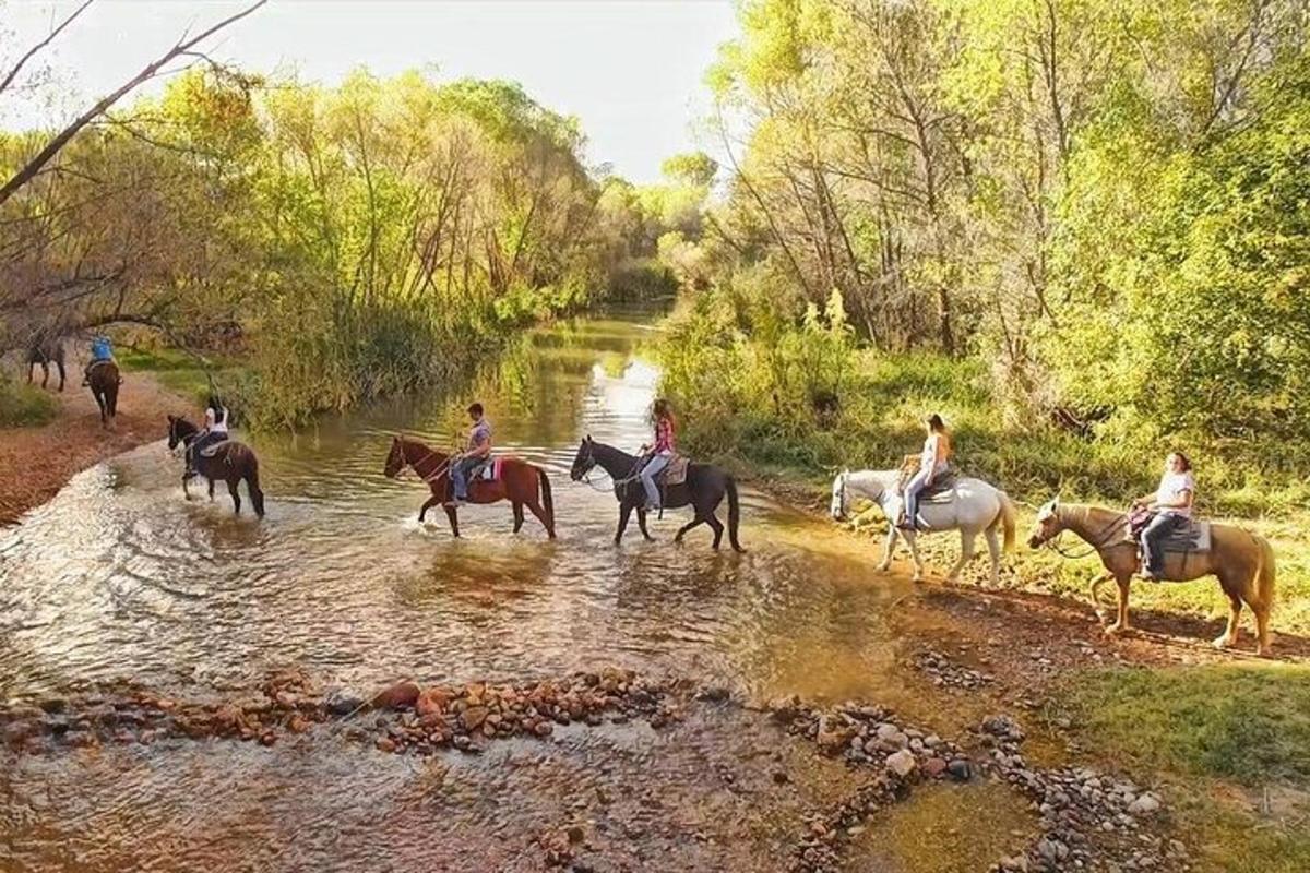 un gruppo di persone a cavallo attraverso un fiume