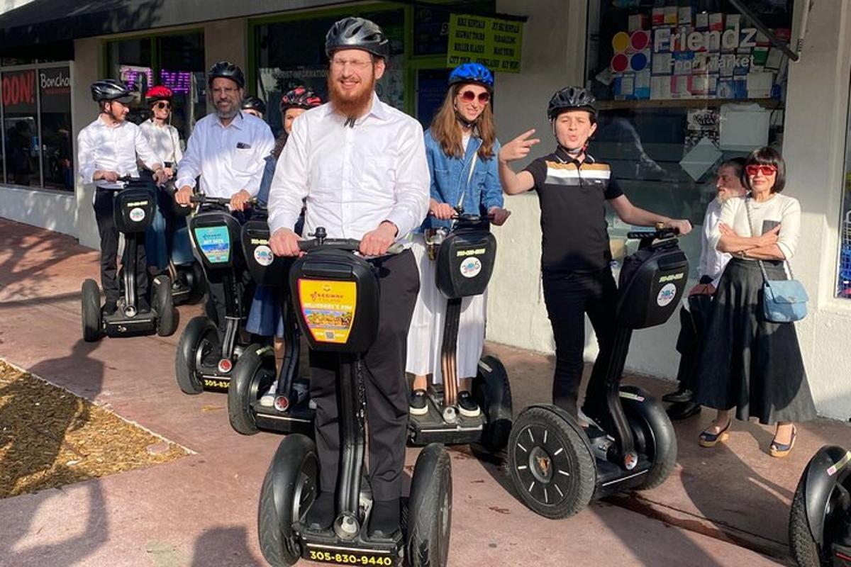 một nhóm người đang đi trên xe segway