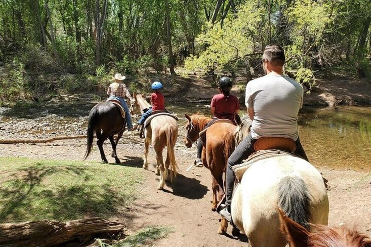 un gruppo di persone a cavallo lungo un fiume
